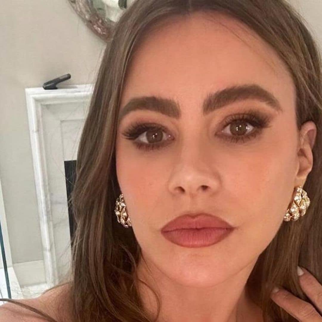 Sofía Vergara lleva sofisticado vestido con corset para entregar el premio de ‘Mujer del Año’ a Karol G