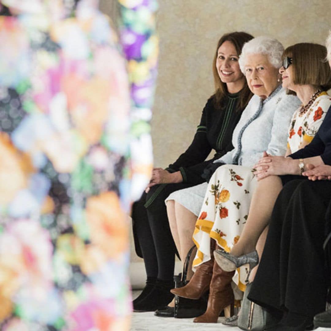 Isabel II, la reina Letizia... cuando la Realeza se deja ver por primera vez en los desfiles de moda