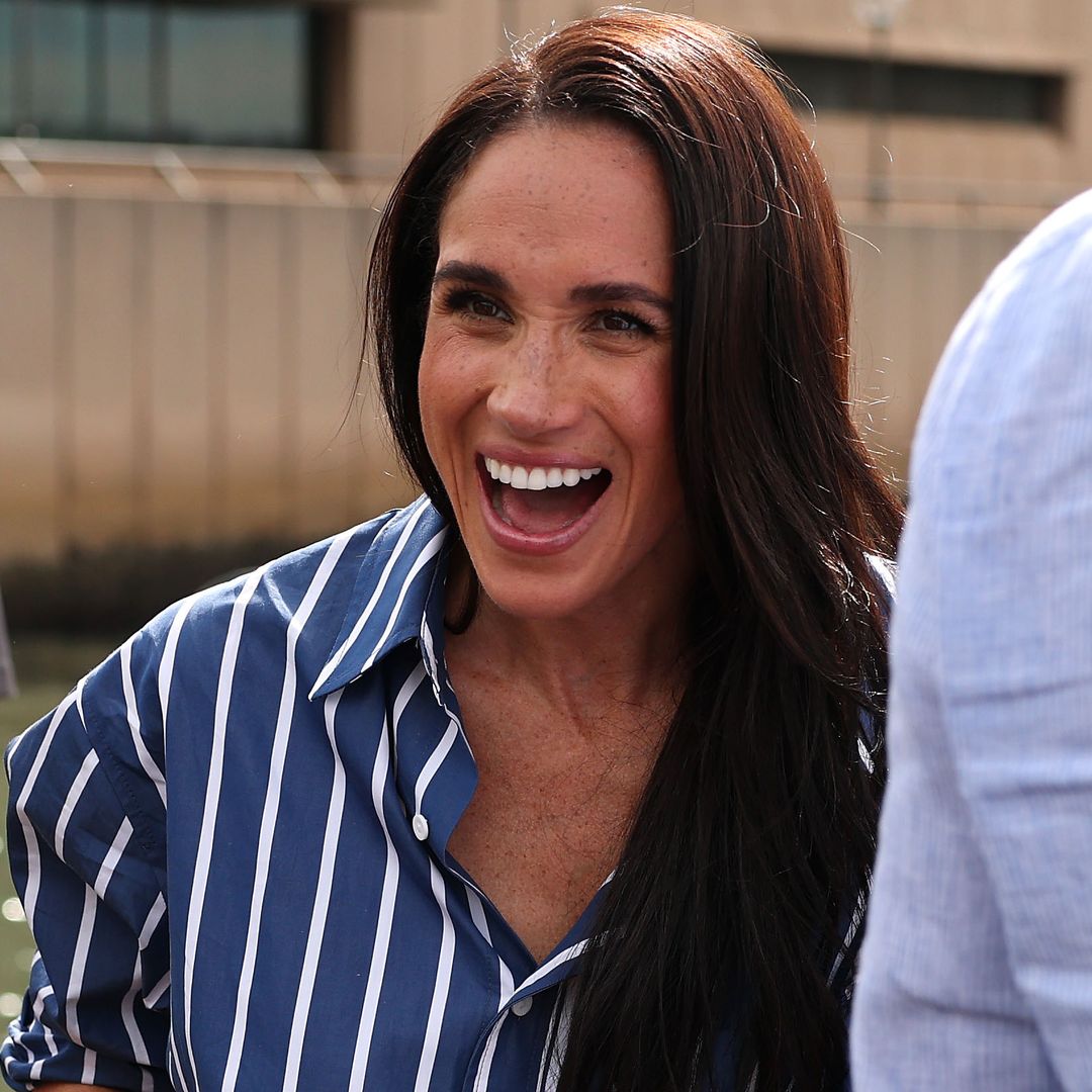Meghan Markle celebra su cumpleaños 45 con divertidas fotos en traje de baño