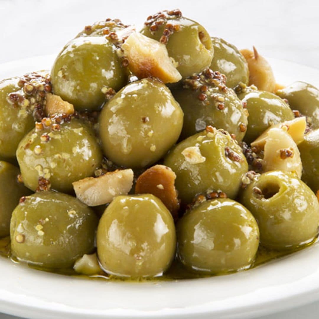 Aceitunas con anchoas y nueces de macadamia tostadas