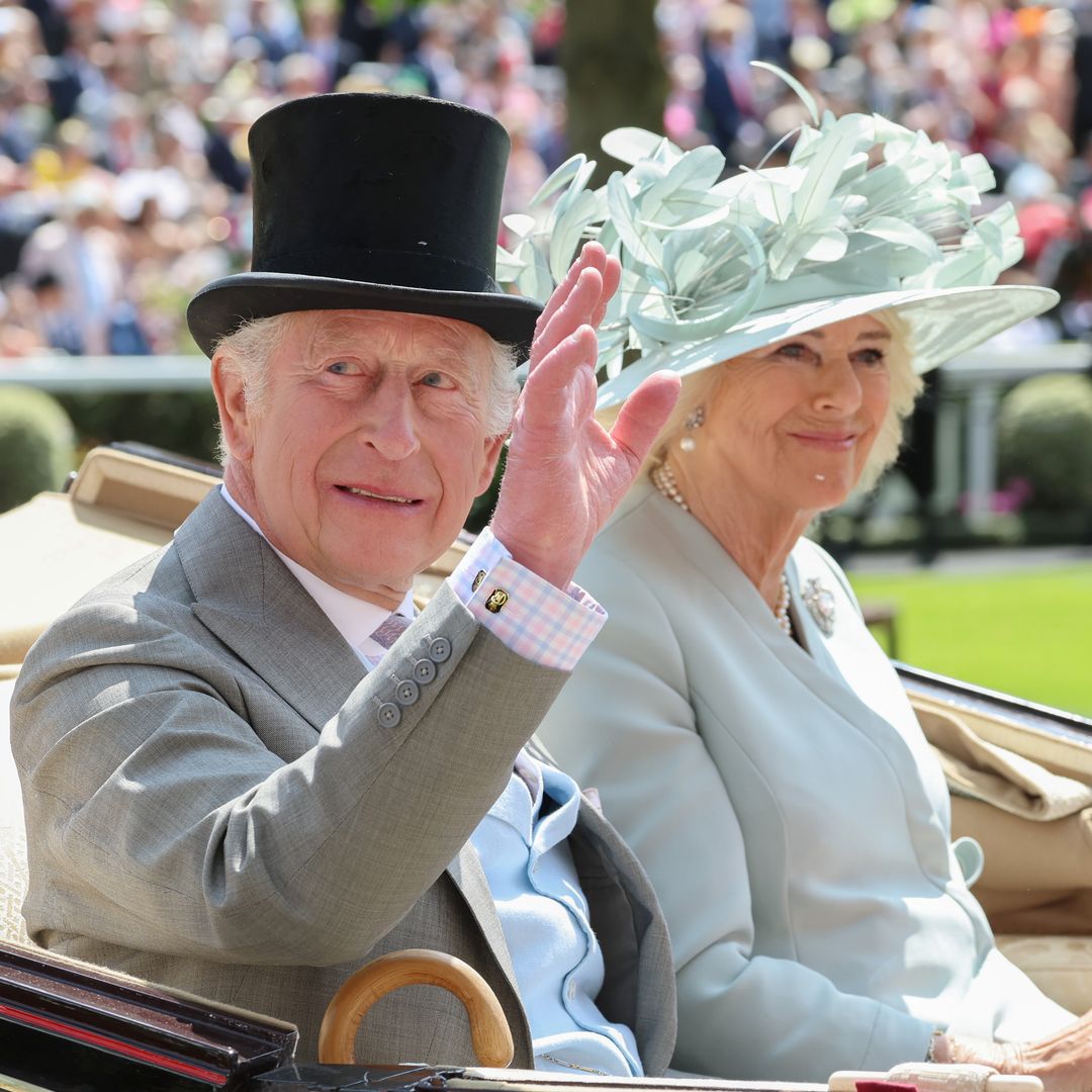 Del fervor de Carlos III y Camilla al emotivo abrazo de la princesa Ana con su hija, Zara Tindall: así se viven las carreras de Ascot
