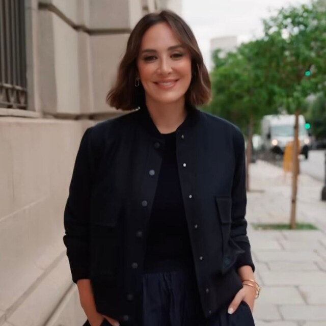 Plano medio de Tamara Falcó con look de su nueva colección con Pedro del Hierro