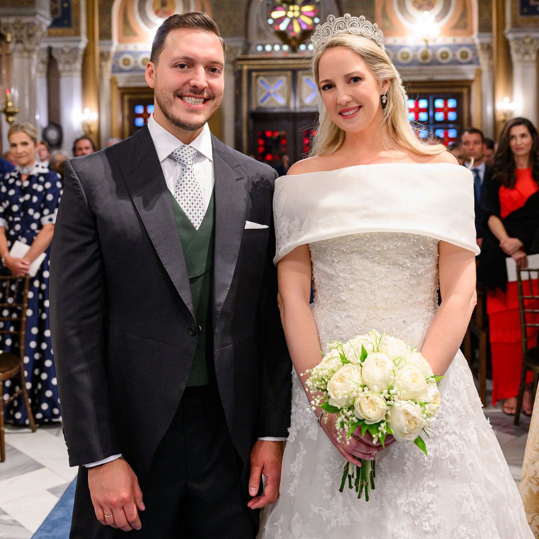 1.200 horas de trabajo, 500.000 cristales bordados y el velo que usaron 4 reinas: el vestido de novia de Teodora de Grecia en cifras