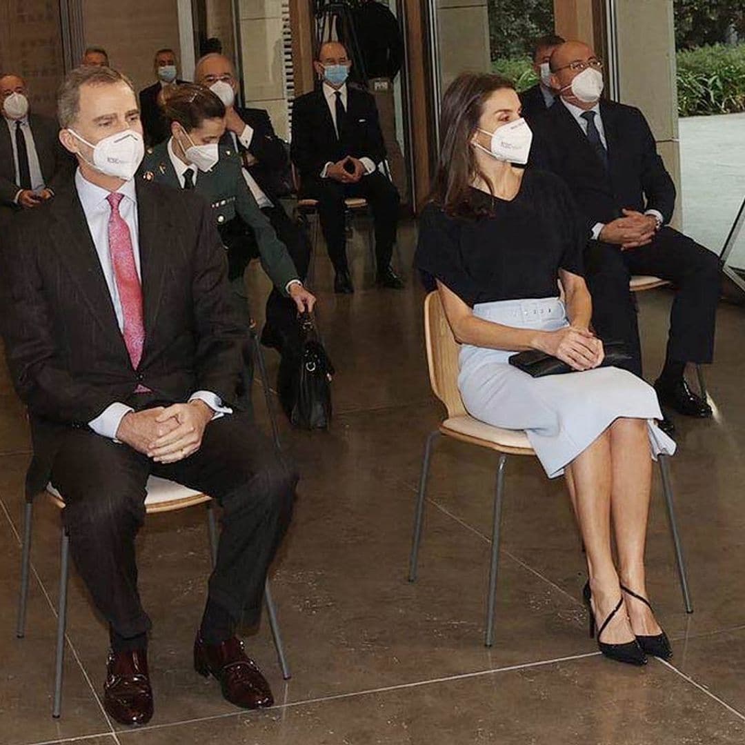 Los Reyes muestran su compromiso por garantizar el futuro de los jóvenes en un acto con estudiantes becados