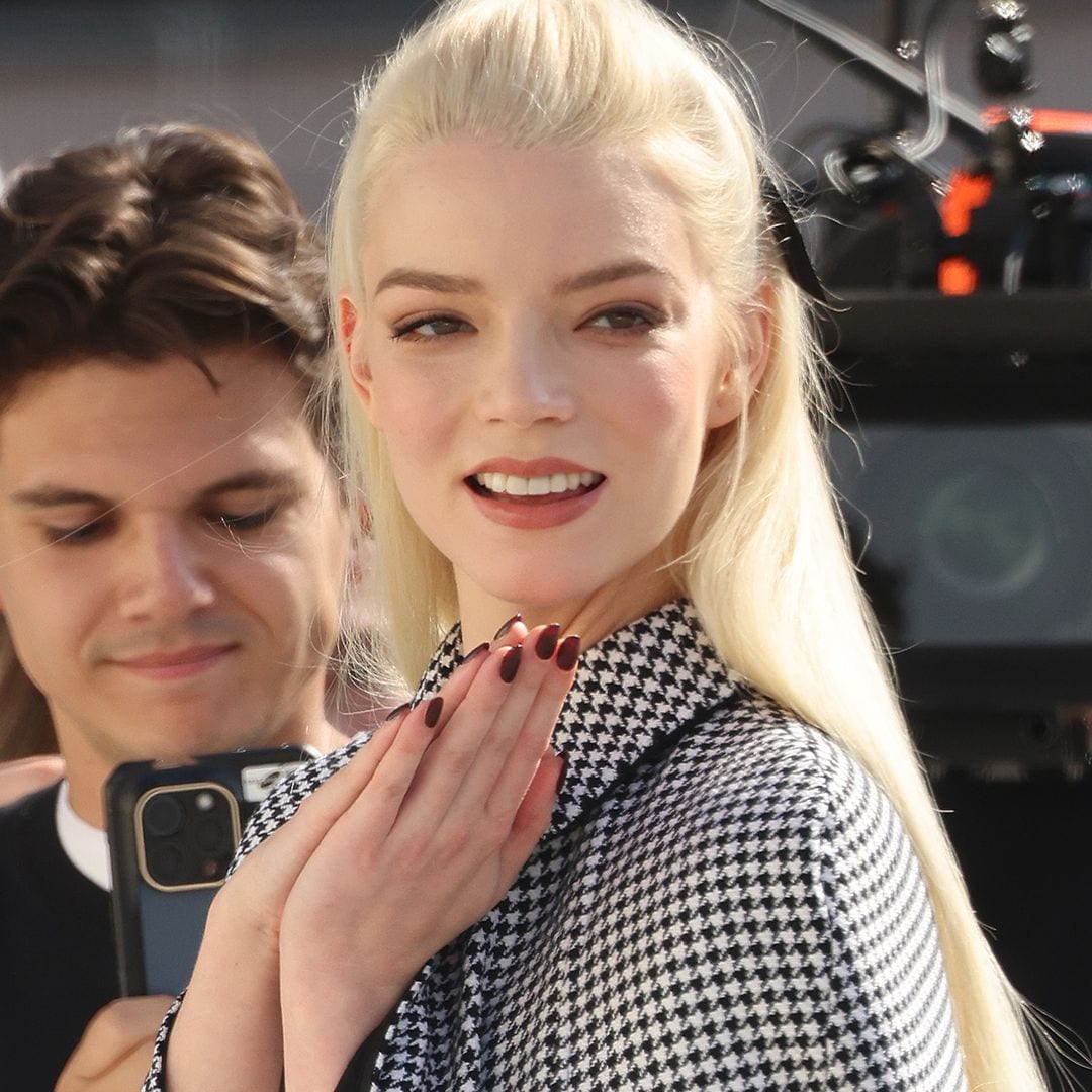 Anya Taylor-Joy entrando en el desfile de Christian Dior 2026