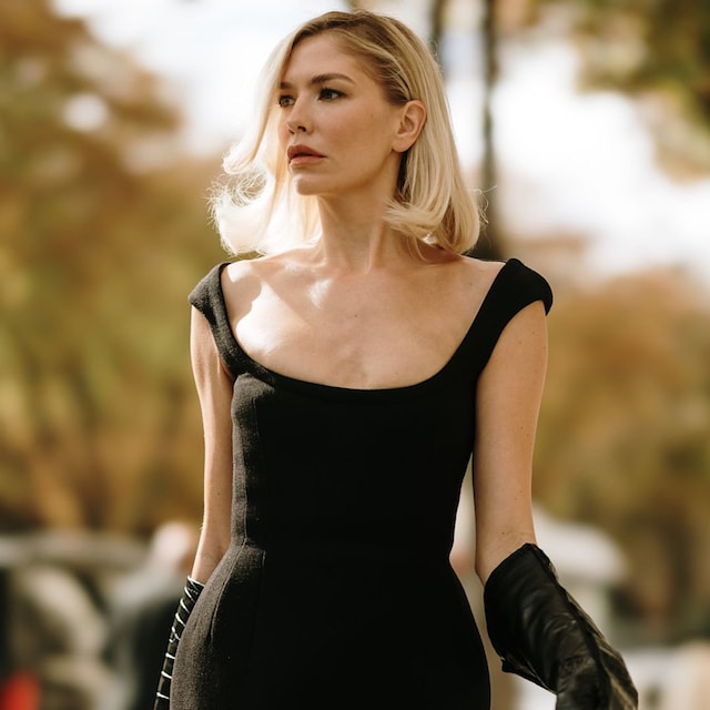Street Style Paris mujer rubia vestido negro