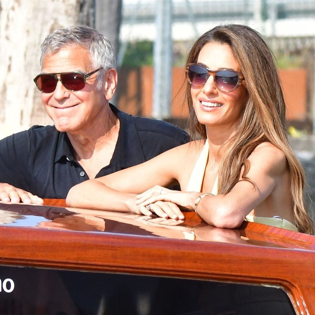 Amal Clooney acierta con su primer look de Venecia: sin pisar la alfombra roja, ya es la más elegante del Festival