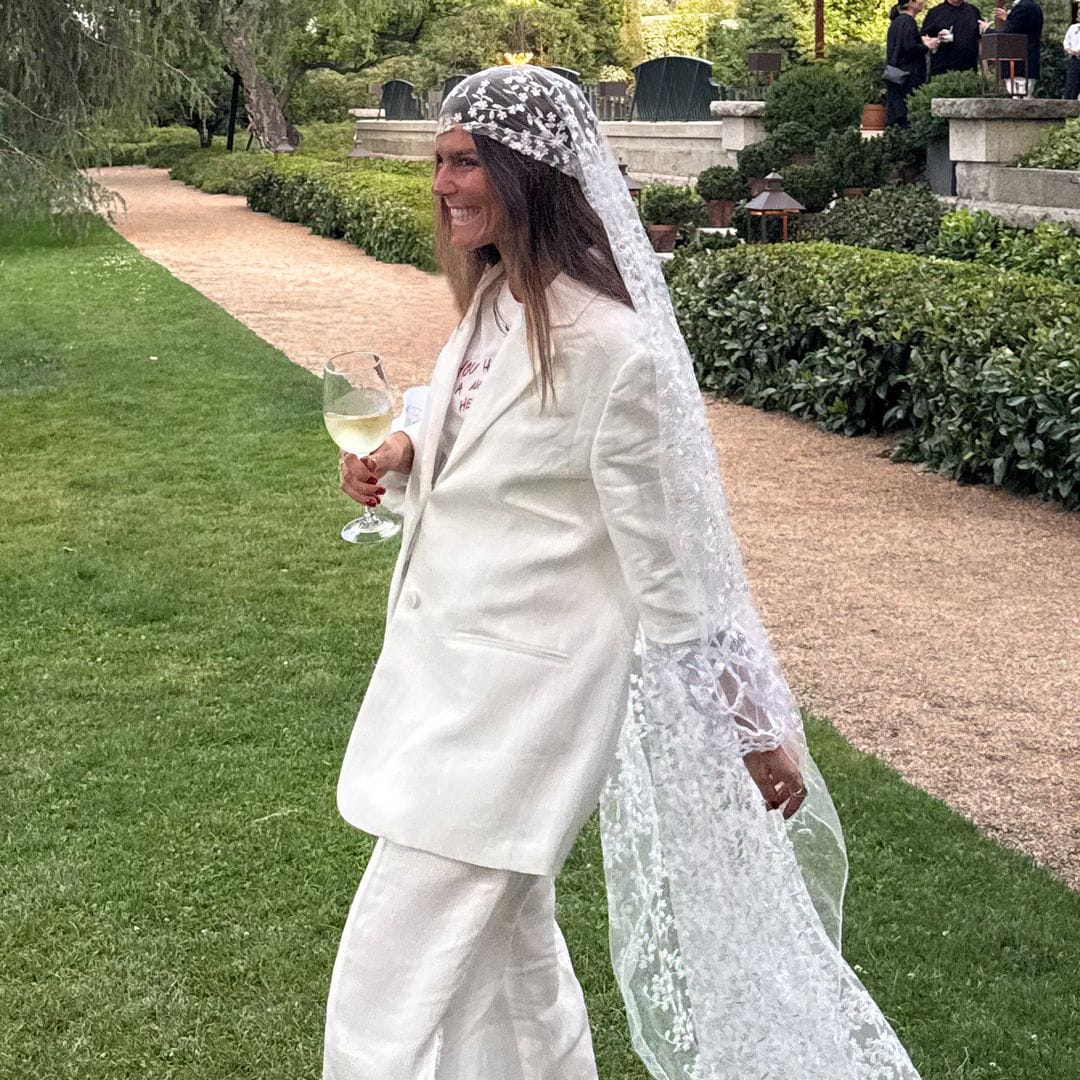 El look de graduación que se ha hecho viral: un traje blanco de crochet y un velo de novia con mensaje