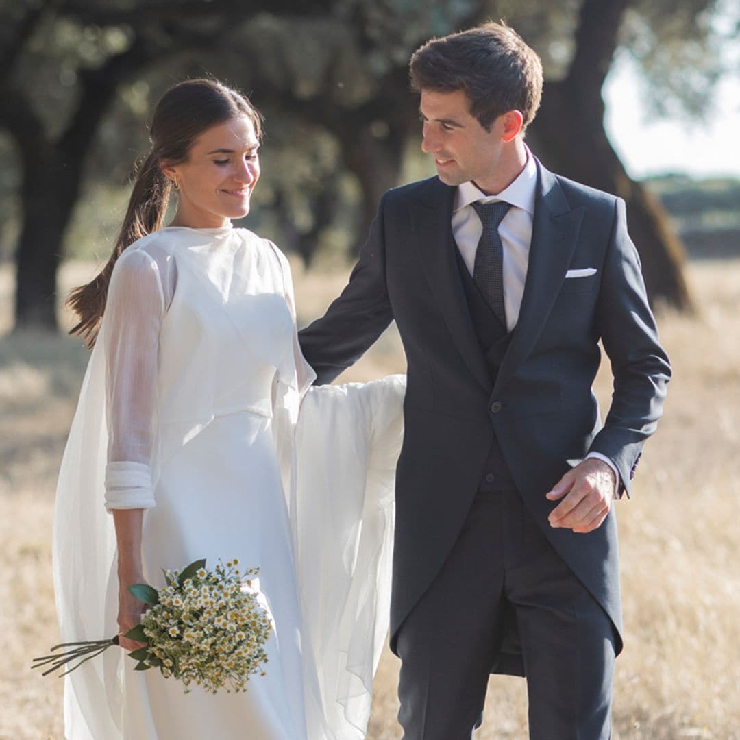 Un vestido con capa de gasa desmontable para Paula, la novia que se casó en un pueblo de Cáceres