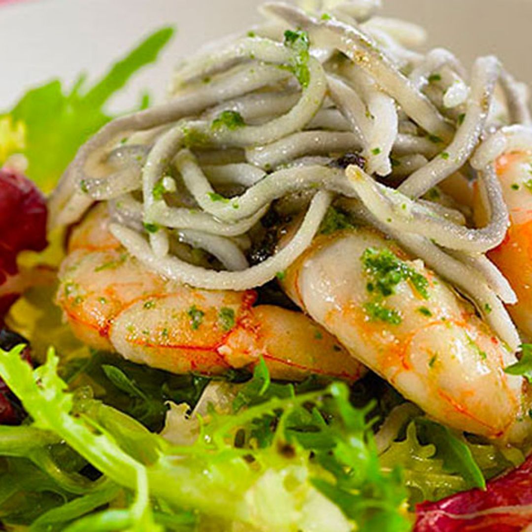 Ensalada templada de gambas al ajillo