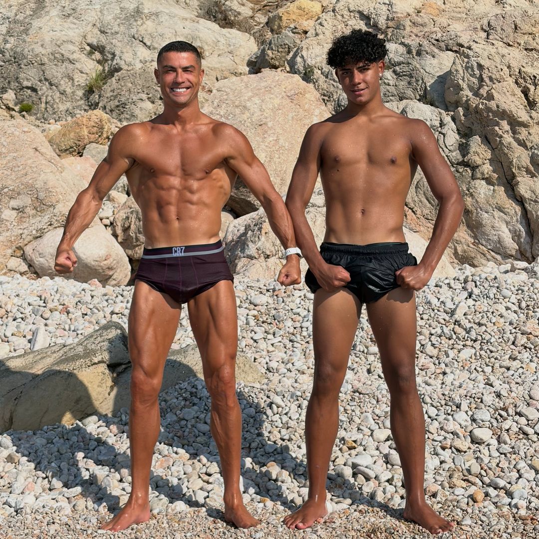 Cristiano Ronaldo y su hijo presumen sus músculos durante sus vacaciones por Mallorca, ¿se parecen?