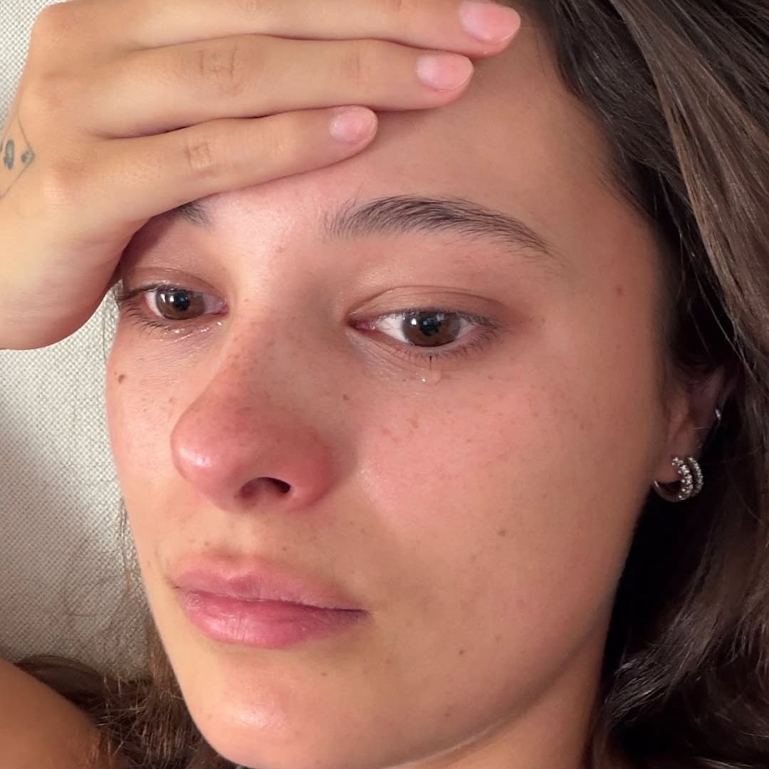 Manuela Sánchez rompe a llorar al ver el documental de su padre, Alejandro Sanz, y descubrir su lado más íntimo: "Se me va a salir el alma"
