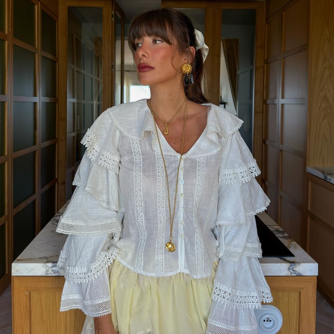 Las blusas románticas y vestidos con bordados que popularizaron las francesas aterrizan ahora en los armarios de las españolas