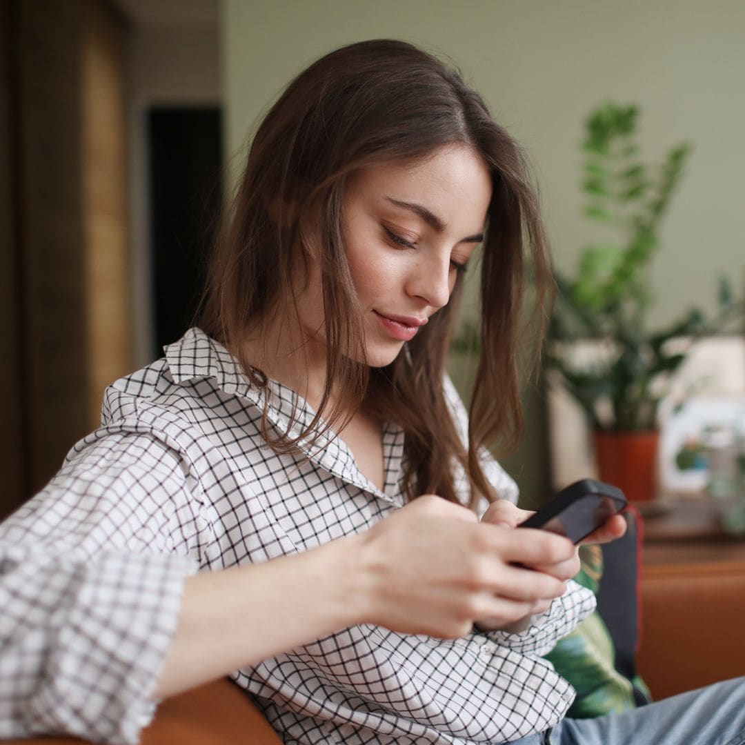 Soledad Scarcella, psicóloga, sobre el desapego digital: "Conviene activar alertas que limiten el tiempo en ciertas 'apps' o dejar el móvil fuera del dormitorio por la noche"
