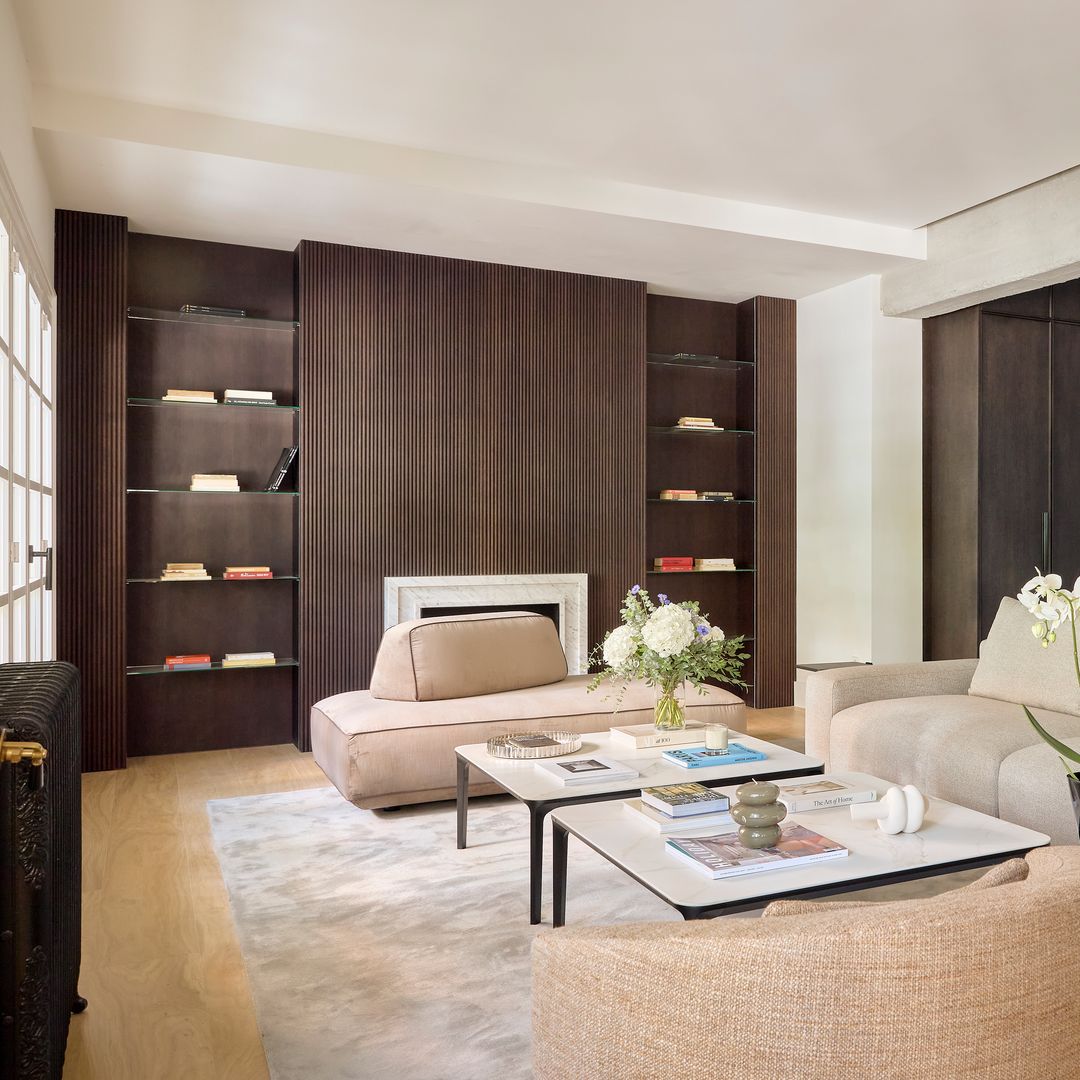 Salón con cocina integrada con muebles oscuros