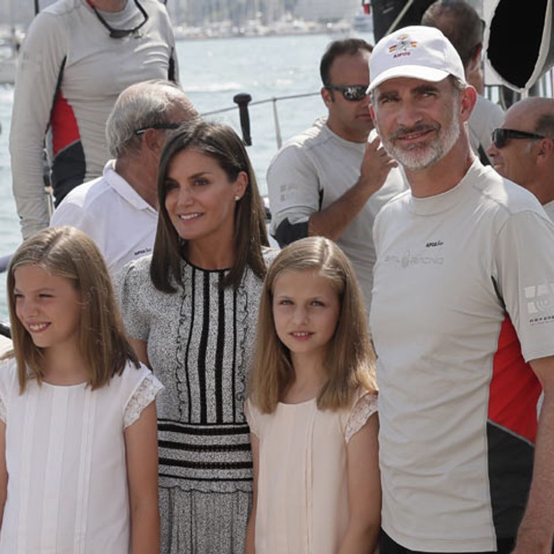 Doña Letizia y sus hijas visitan al Rey en el último día de las regatas