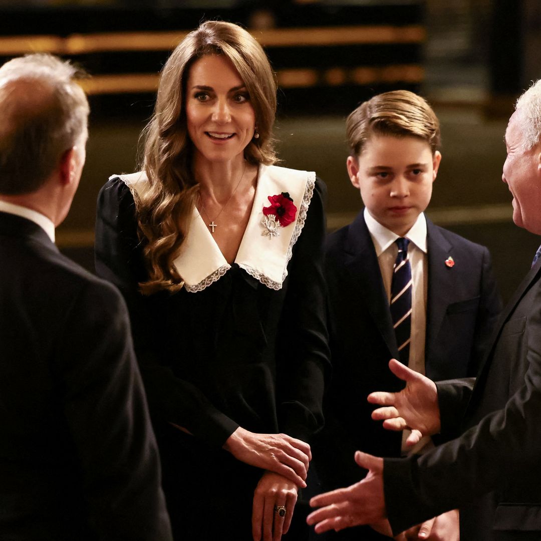El príncipe George, inseparable de su madre Kate Middleton, debuta en el gran concierto por el Día del Recuerdo