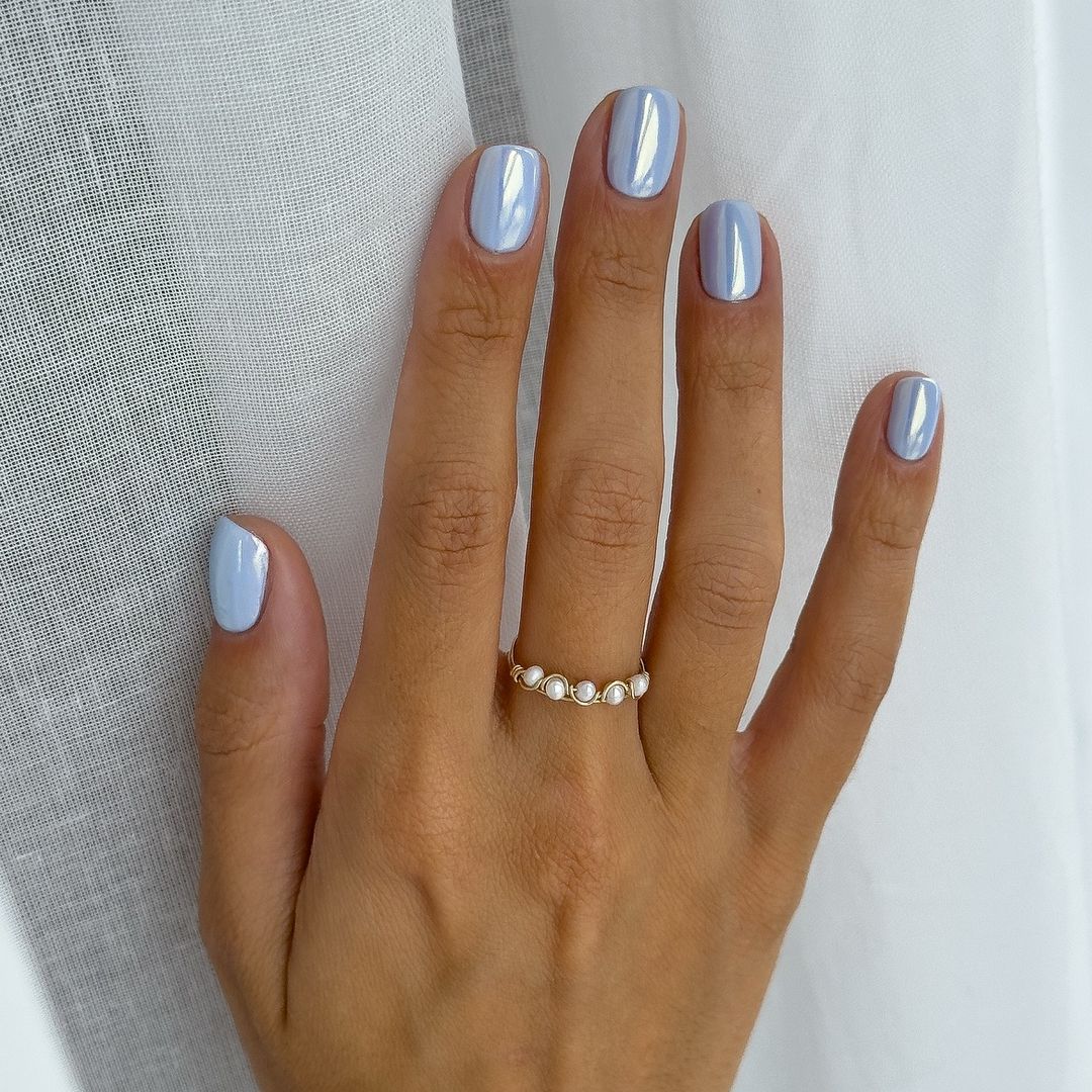 12 manicuras de invitada para las que buscan alternativas a los colores clásicos: del melocotón al dorado