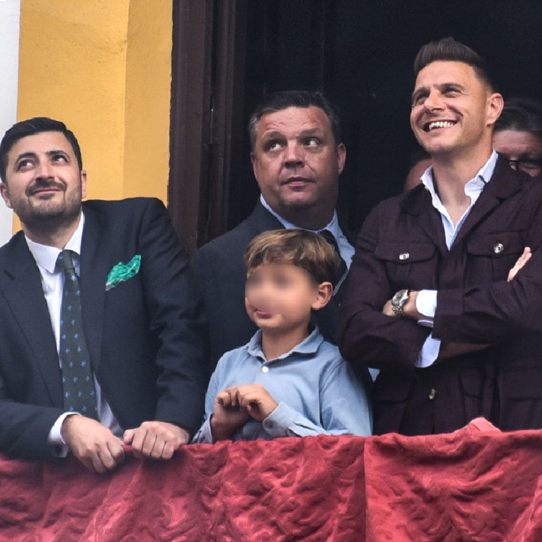 El fervor de Joaquín Sánchez en la Semana Santa sevillana junto a su mujer y amigos