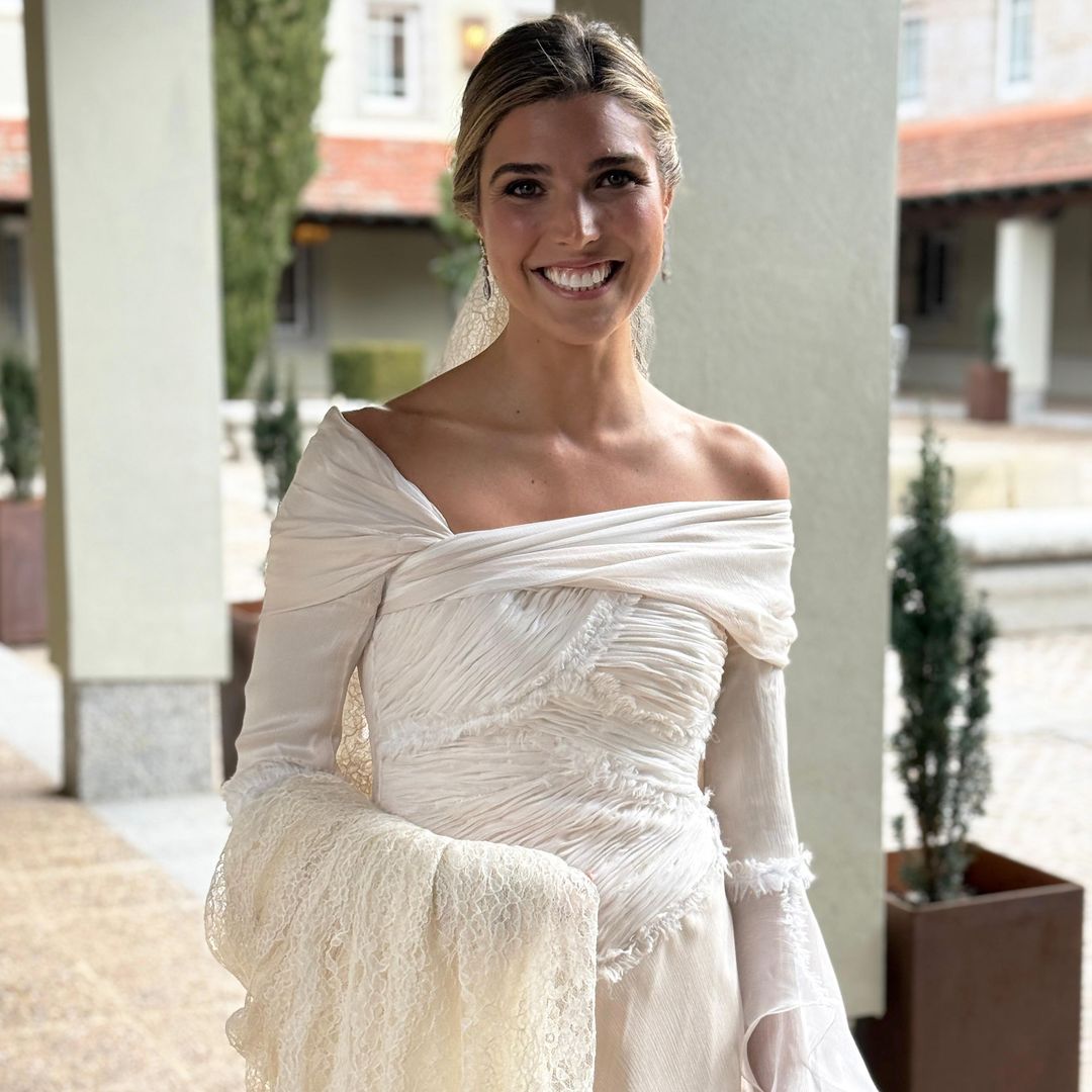 Llevó un vestido bohemio creado por su cuñada y se casó en un palacete del siglo XIX: la boda de Paula en Madrid
