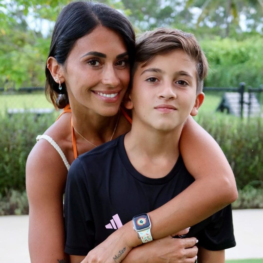 Antonela Roccuzzo desafía la lluvia para apoyar a su hijo Thiago
