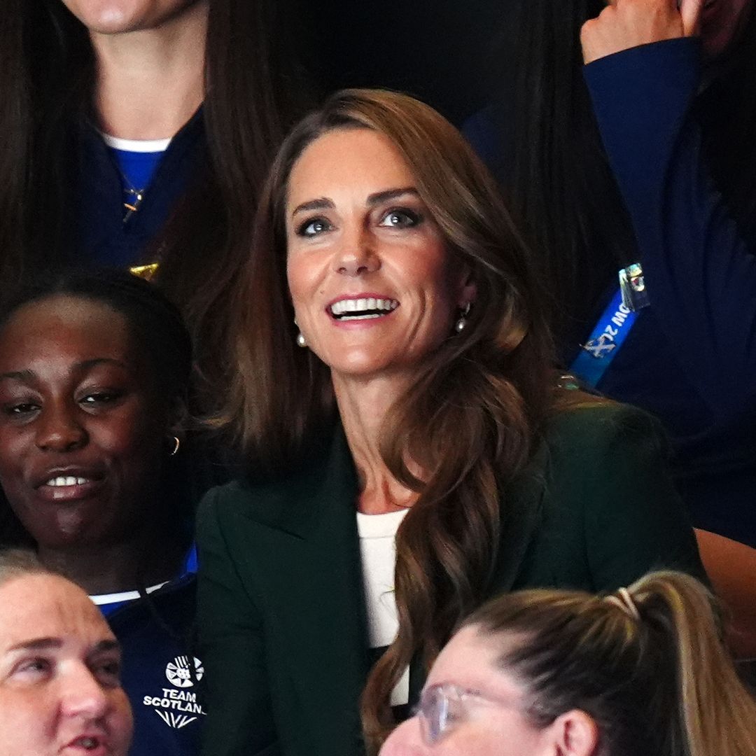 La princesa de Gales reaparece con un look impecable de blazer, la falda blanca que nunca falla y sus pendientes fetiche