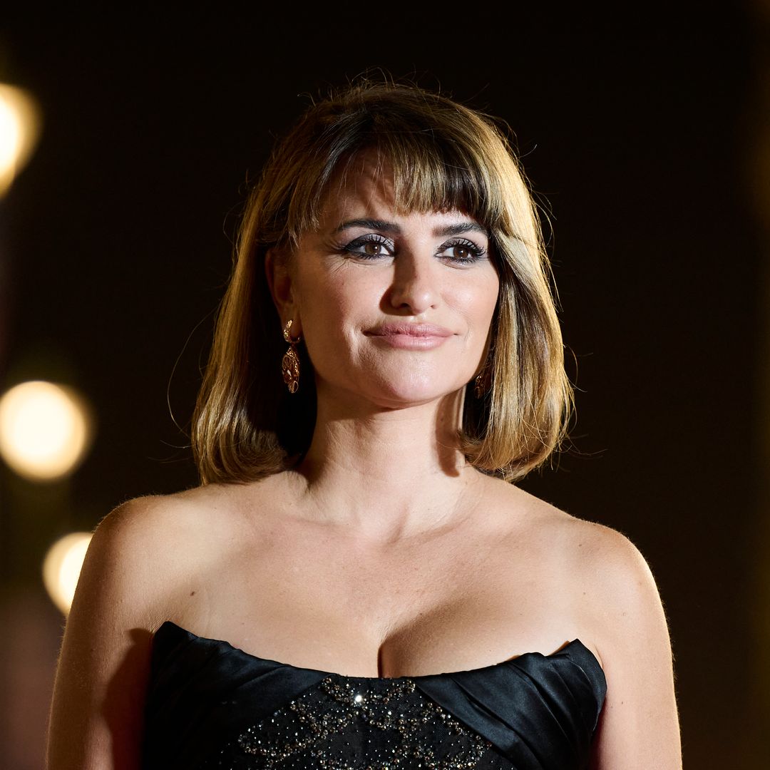 Penélope Cruz conquista el Festival de San Sebastián con el vestido joya definitivo: un corsé negro cubierto de pedrería y bordados