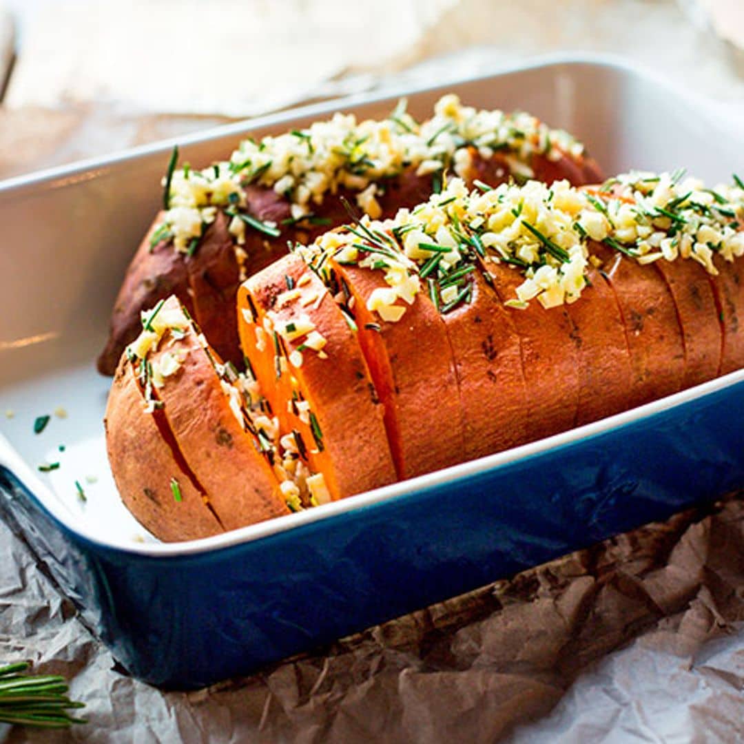 Boniato Hasselback con mantequilla, ajo y romero
