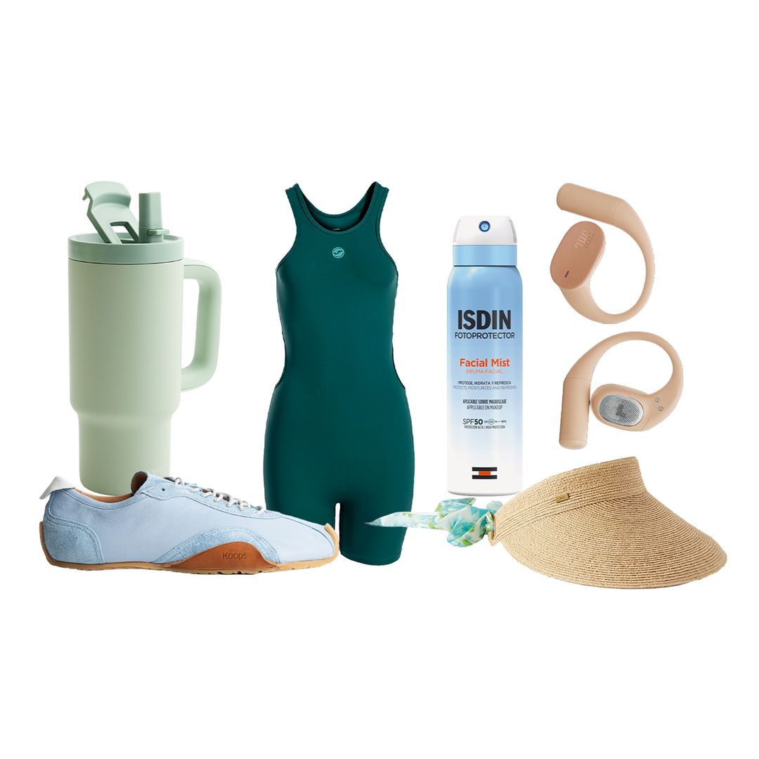 VASO térmico (45 €), de Lululemon. mono deportivo (30 €), de Joma.
bruma facial con protección solar SPF+50 (20,95 €), de Isdin. AURICULARES inalámbricos (99,99 €), de JBL. ZAPATILLAS barefoot (150 €), de Koops. VISERA de rafia (620 €), de Chloé