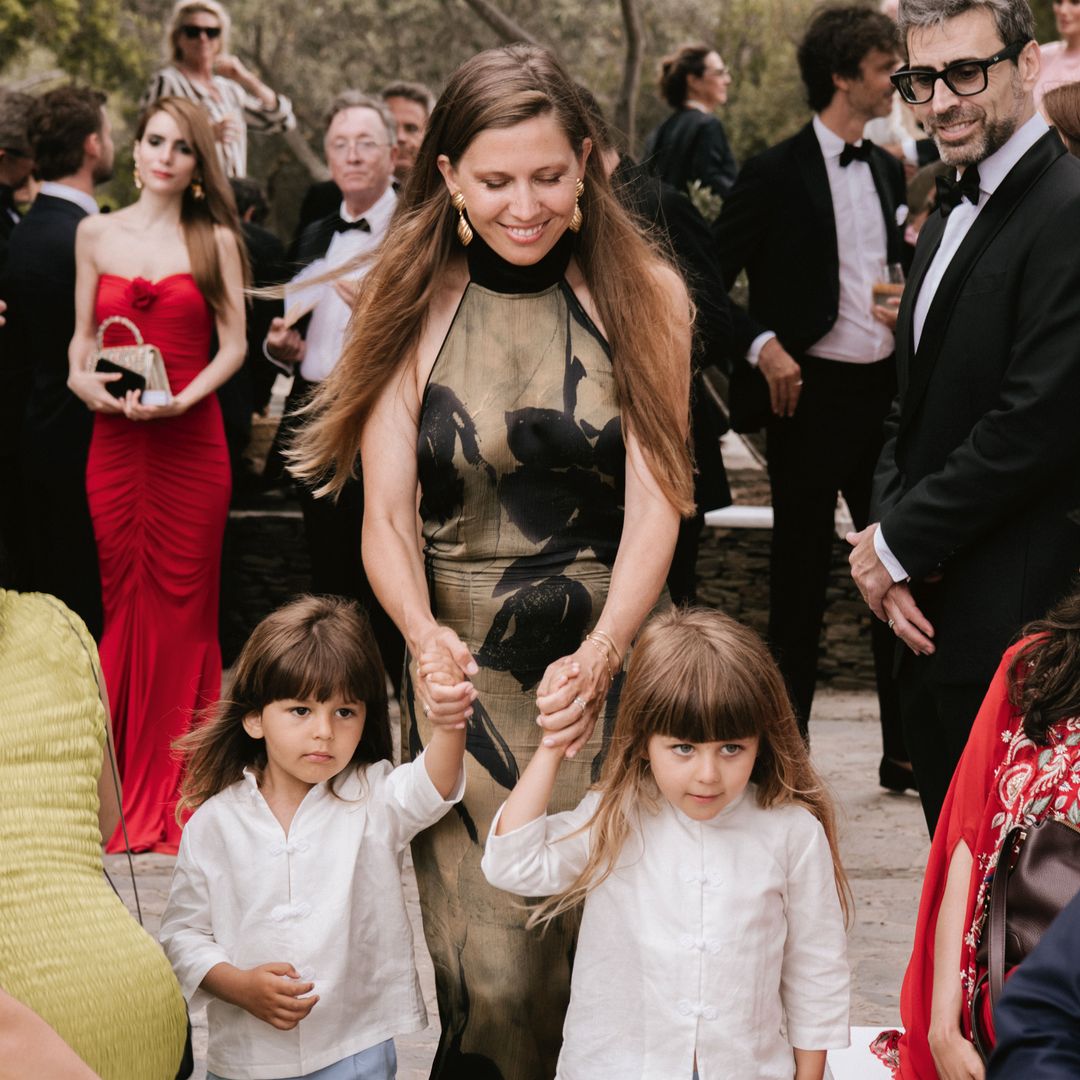 La hermana de John, Jessica Stein, con sus hijos, que fueron dos de los pajes