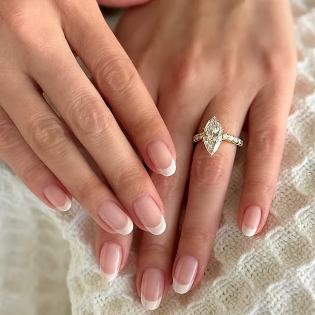 La manicura francesa de Selena Gomez para los Globos de Oro 2025