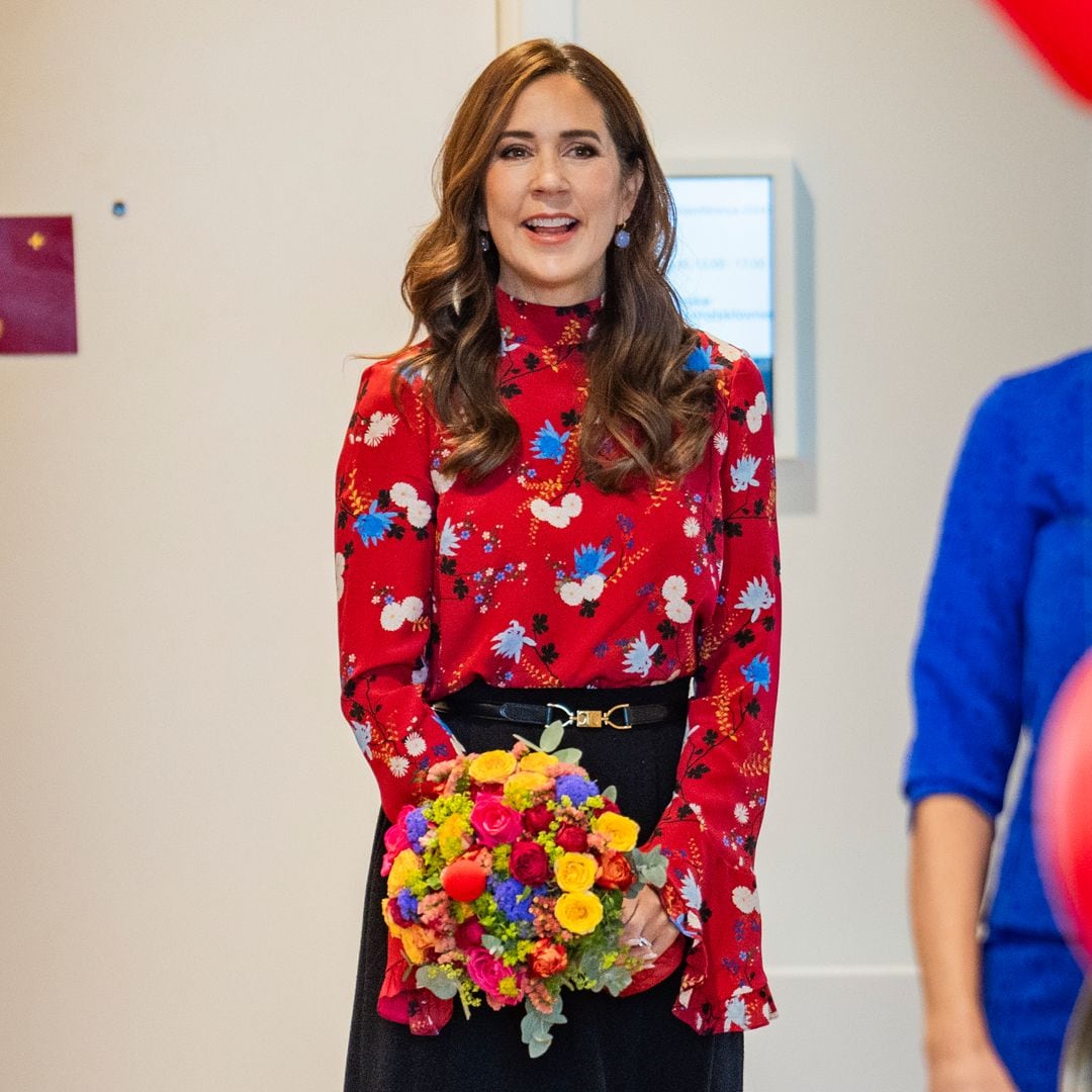 Mary de Dinamarca recicla su bonita blusa artística y con guiño japonés