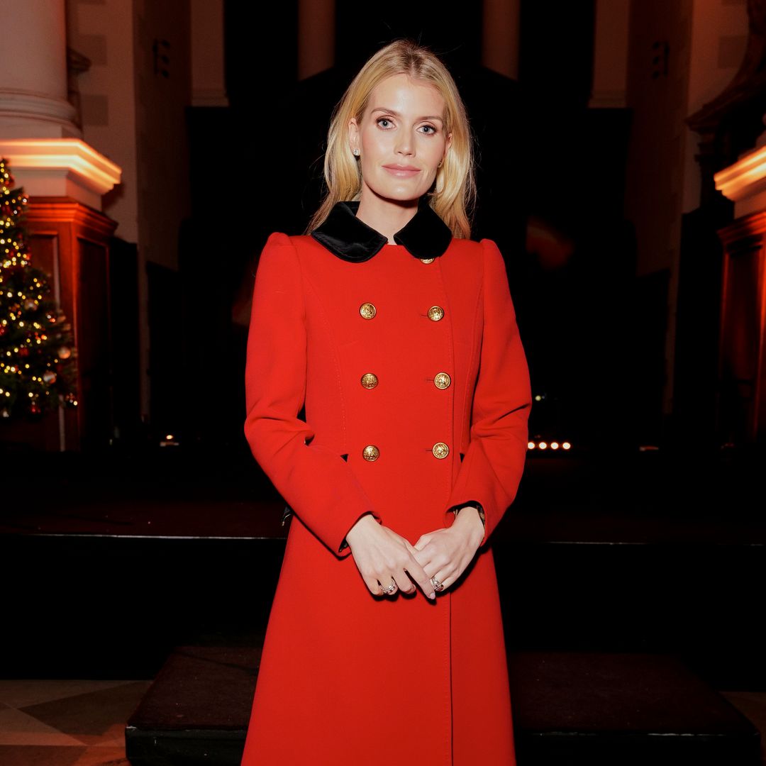 El guiño navideño de Kitty Spencer a Lady Di: el icónico abrigo rojo que hizo historia hace 41 años