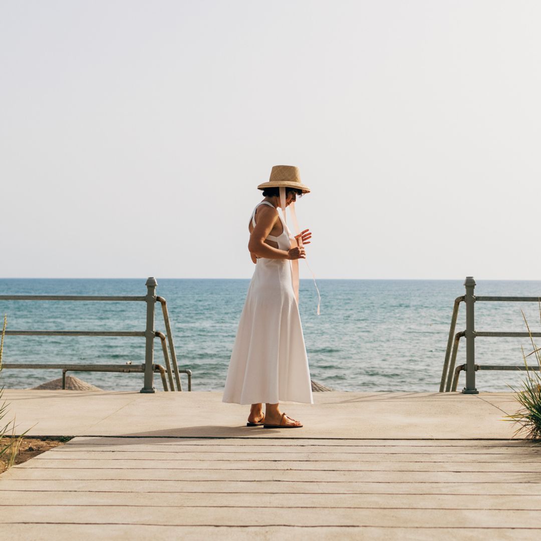 Del vestido blanco que todas quieren a la bruma antiencrespamiento que huele a verano: los imprescindibles de julio de las editoras de compras
