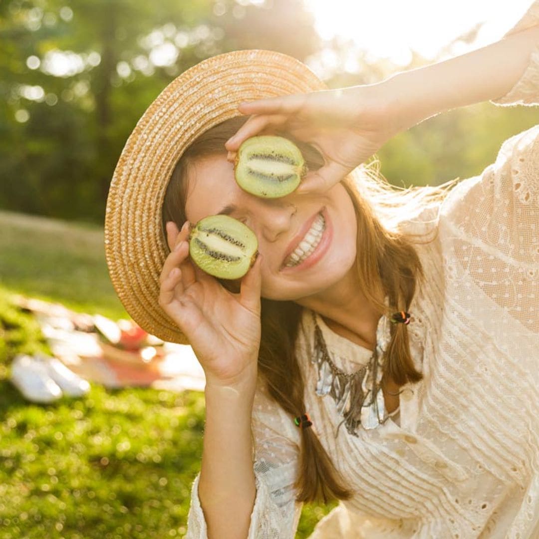 ¿Retienes líquidos y te sientes hinchada? Toma nota de esta dieta drenante