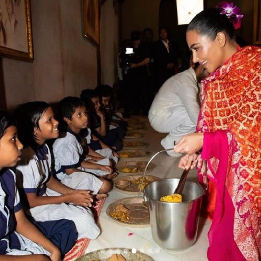 El compromiso solidario de Kim y Khloe Kardashian en Bombay tras asistir a la boda del heredero del hombre más rico de la India