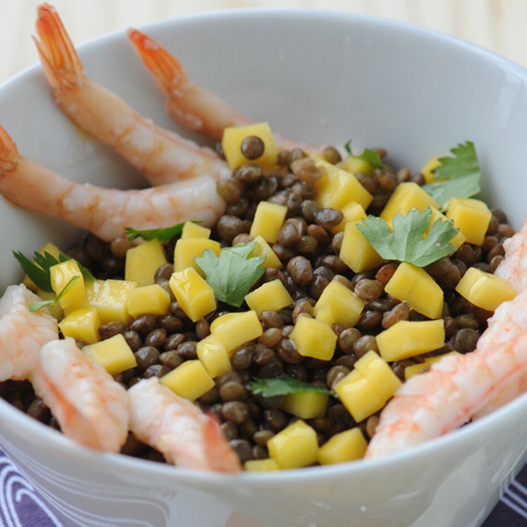 Ensalada de lentejas con mango y gambas