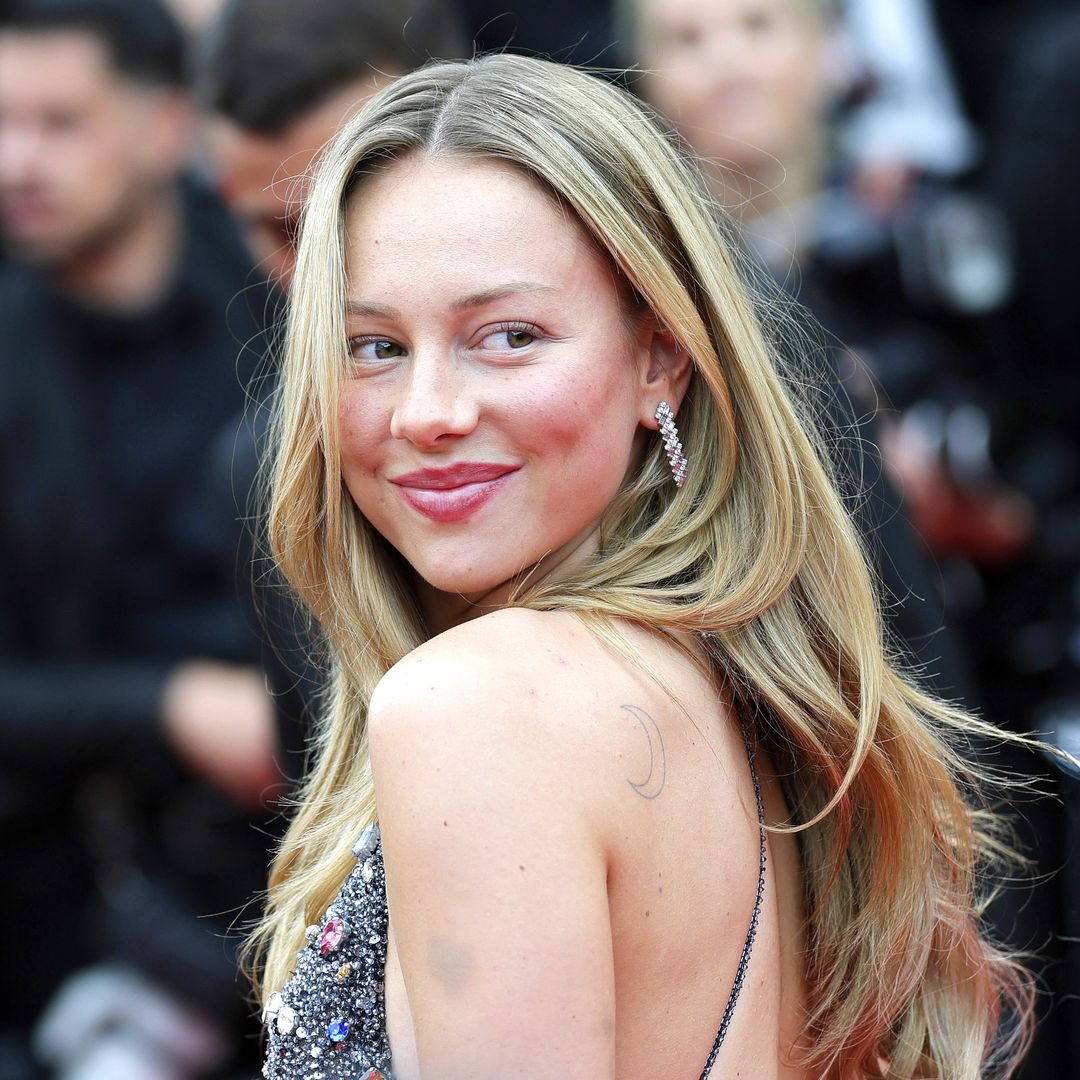 El gran cambio de estilo de Ester Expósito: de sus minivestidos a atrevidos corsés y bordados joya