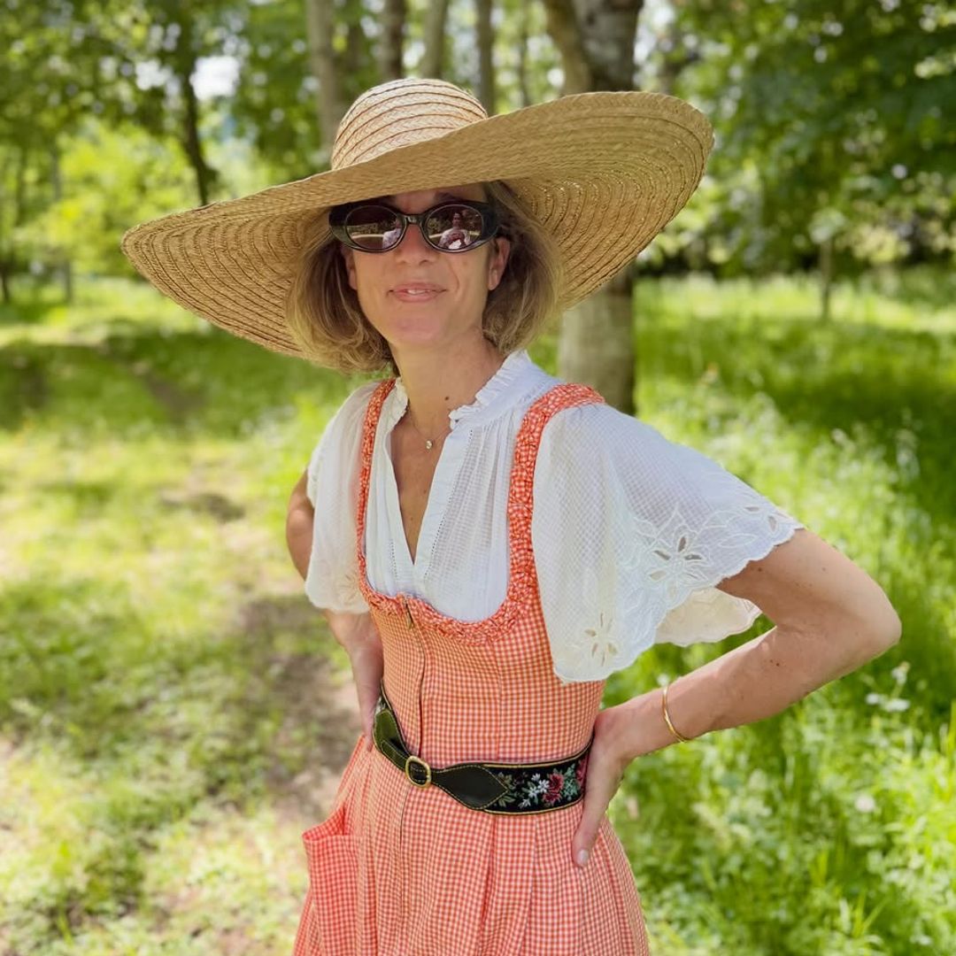 Sombreros de paja y maxicollares: el arte de Inés de Cominges para transformar conjuntos sencillos en el campo
