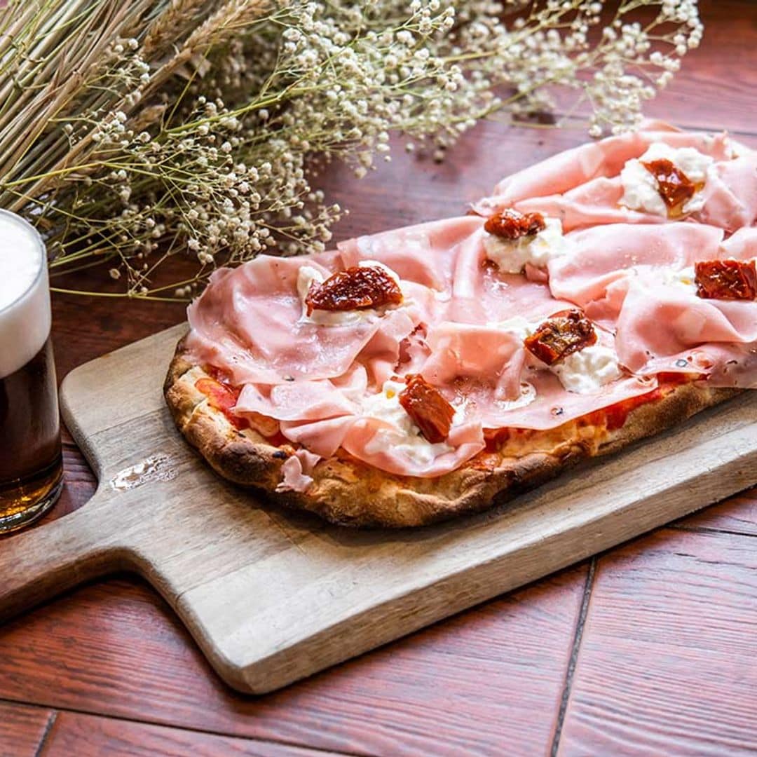 'Pinsa' de mortadela, burrata y tomates secos