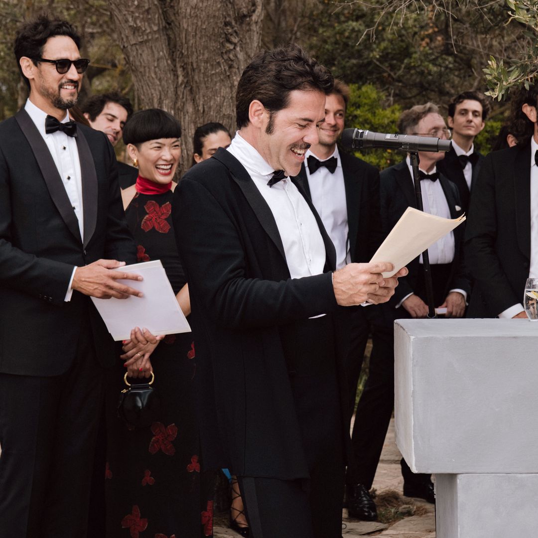 "Quisimos que la ceremonia fuera más relajada, donde los relatos y discursos de nuestros amigos y familiares fuera lo que tuviese más protagonismo", comenta Gala. En la imagen, Miguel Carrizo pronunciando unas palabras; detrás, el actor francés Stany Coppet. Abajo, de izquierda a derecha: Jessica, la hermana de John; Gal  Marom y Pelayo Díaz, y Yanne Norup Schmidt, madrina de Jessica Steiner, con la cantante danesa Anne Linet