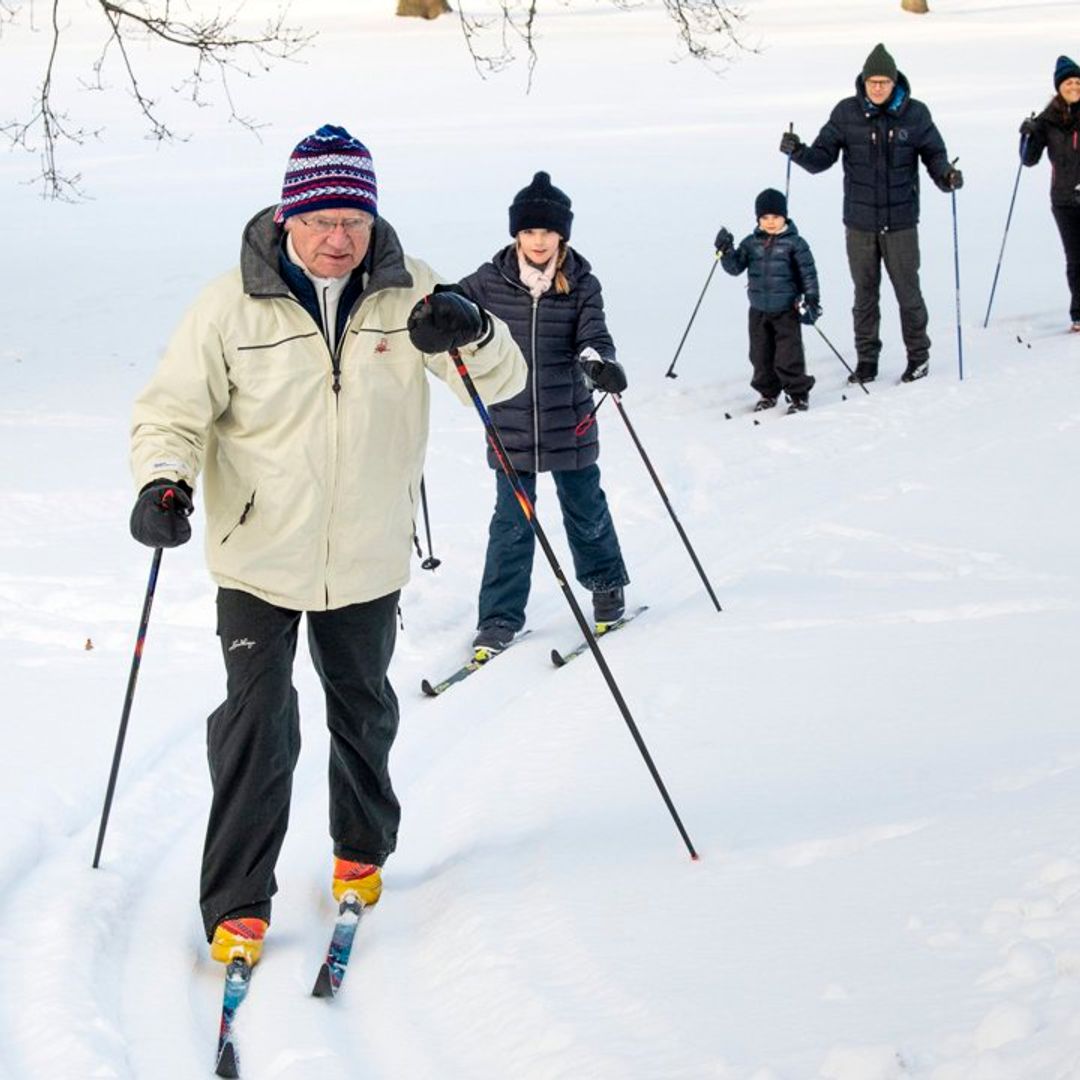 La familia real de Suecia, día de esquí en palacio, mientras esperan expectantes su propia serie ‘The Crown’