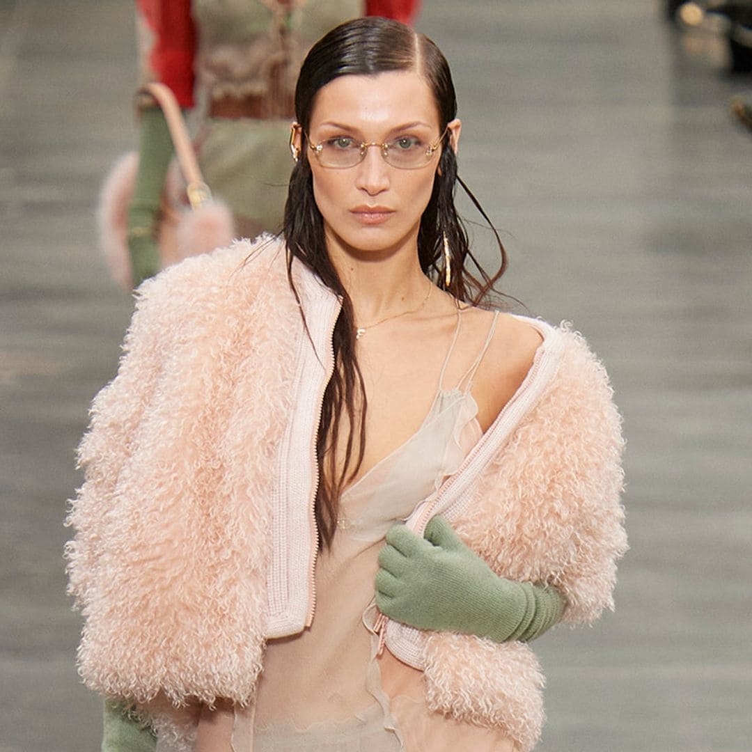 Fendi recuerda a Karl Lagerfeld a través de una colección muy femenina
