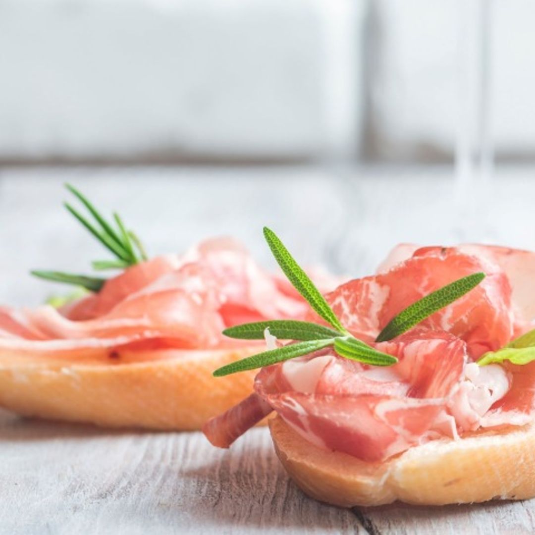 Tostas de jamón ahumado y estragón