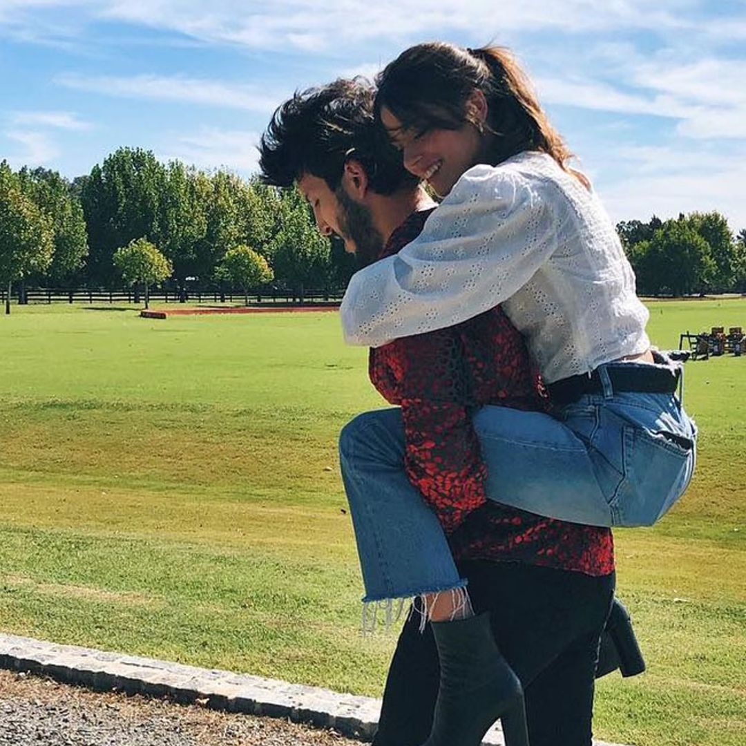 Sebastián Yatra besa a Tini Stoessel en pleno escenario