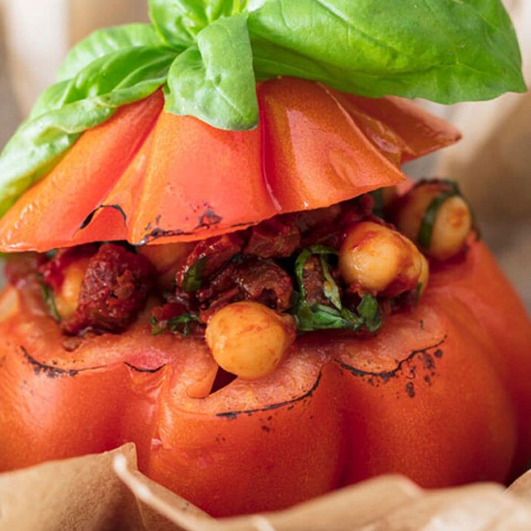 Tomates asados rellenos de garbanzos con albahaca