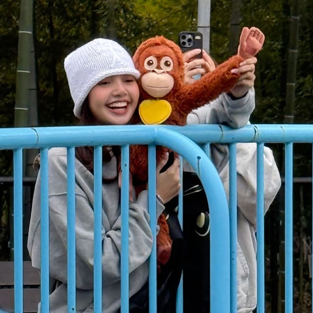 Lisa, de Blackpink, presume su tierno encuentro con ‘Punch’, el mono viral rechazado por su madre