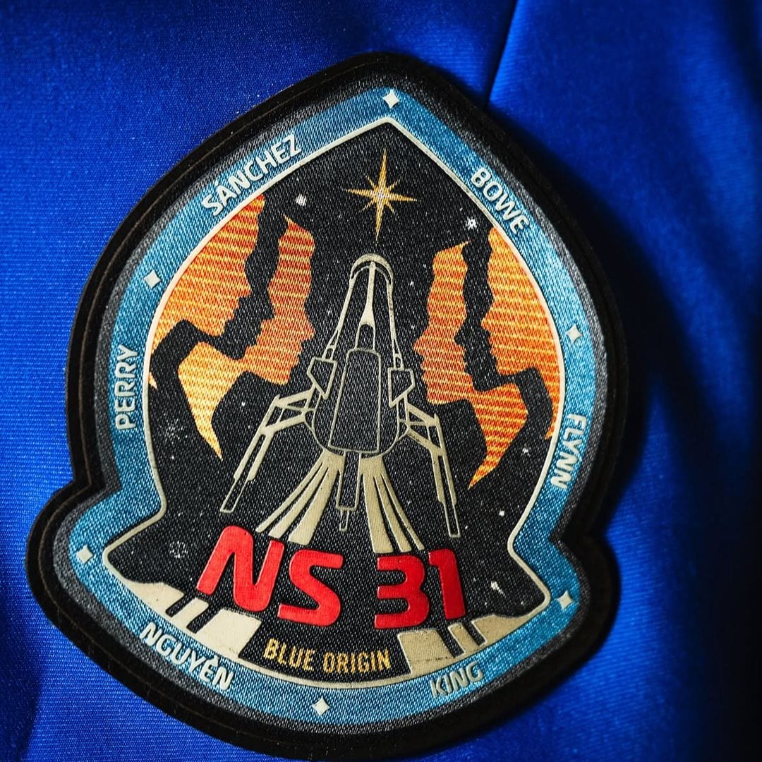 Detalle bordado en los trajes de la tripulación de Blue Origin.