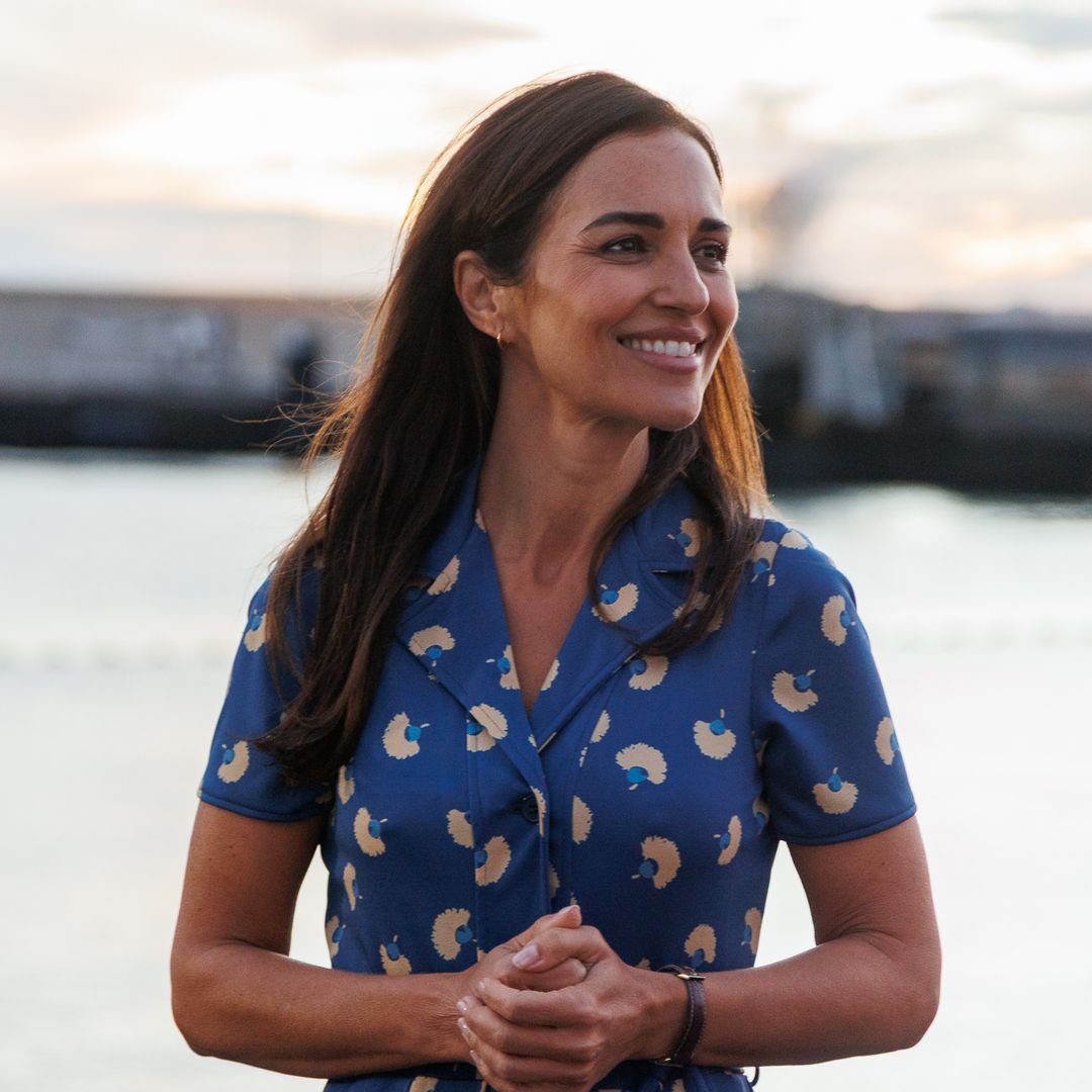 Confirmado por Paula Echevarría en su nueva serie: vuelven los peinados de los años 70 y así se llevan hoy