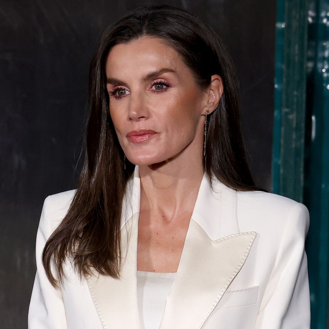 La reina Letizia en Italia con traje de chaqueta blanco 
